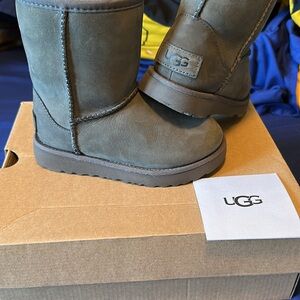 UGG Kids Short Boot in Olive